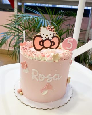 Tarta para Rosa de #hellokitty y una mini pequeña para su amiguita que es alérgica a la proteina de la leche ^^